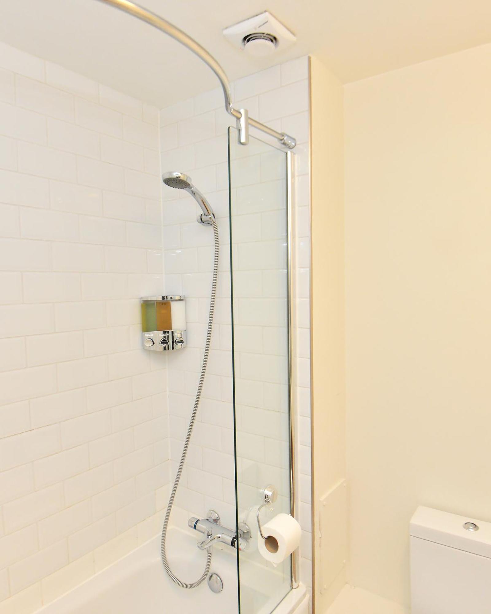 Stylish 2Br Flat - 2 Free Parking Spaces - Near Lgw Airport 크롤리 외부 사진