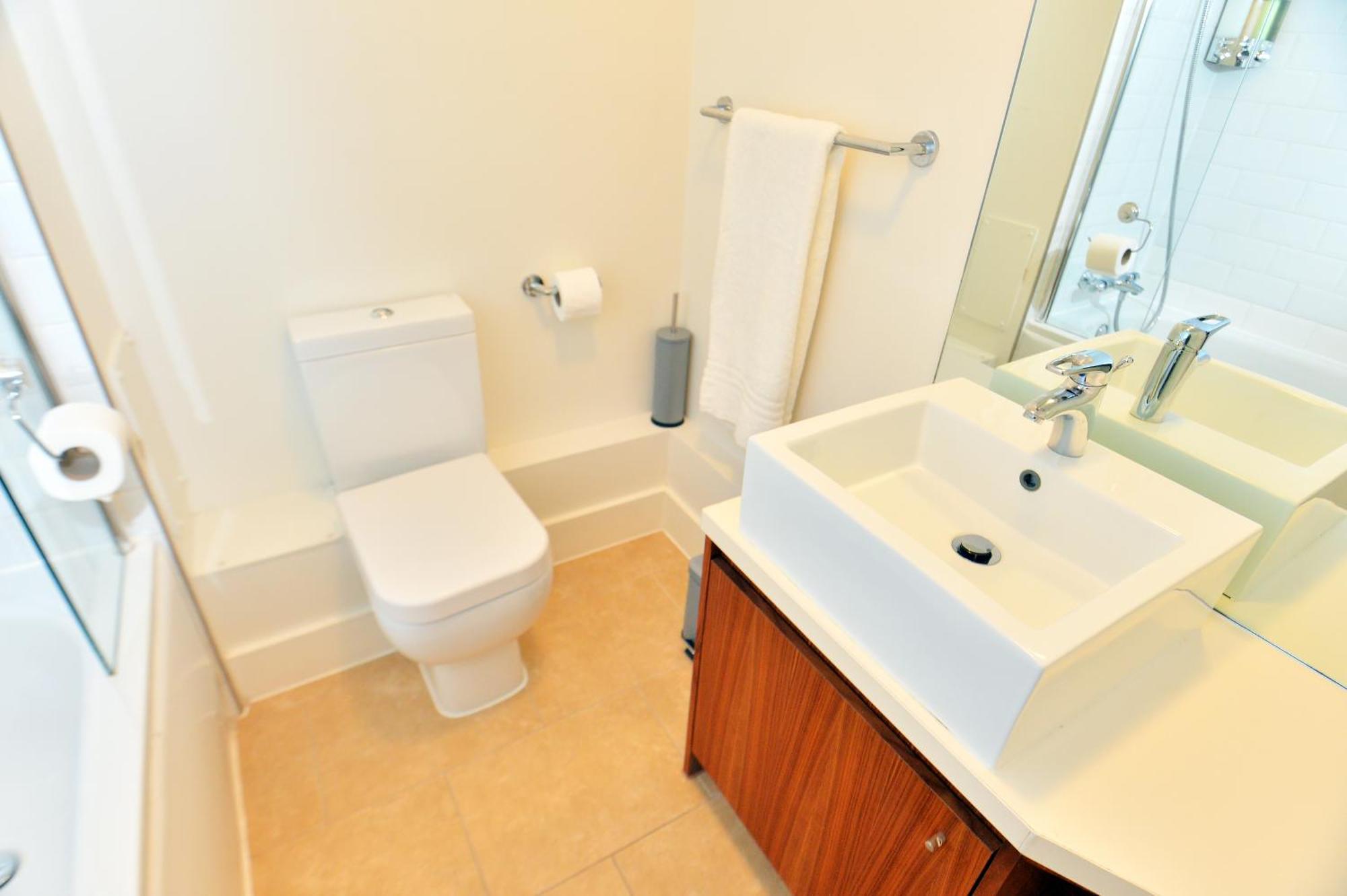 Stylish 2Br Flat - 2 Free Parking Spaces - Near Lgw Airport 크롤리 외부 사진
